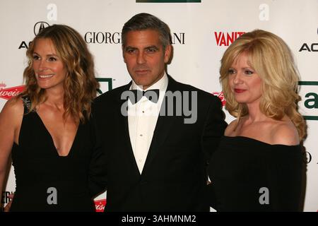 13 ottobre 2006 - Beverly Hills, CA, Stati Uniti - 13 ottobre 2006 - Beverly Hills, California. Julia Roberts, George Clooney e Bonnie Hunt. 21° premio annuale di Cinematheque americana che onora George Clooney al Beverly Hilton Hotel - Press Room. Foto: Byron Purvis/AdMedia (immagine di credito: © Byron Purvis/AdMedia via ZUMA Wire) Foto Stock