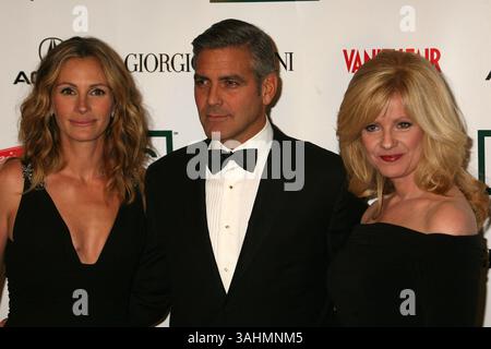 13 ottobre 2006 - Beverly Hills, CA, Stati Uniti - 13 ottobre 2006 - Beverly Hills, California. Julia Roberts, George Clooney e Bonnie Hunt. 21° premio annuale di Cinematheque americana che onora George Clooney al Beverly Hilton Hotel - Press Room. Foto: Byron Purvis/AdMedia (immagine di credito: © Byron Purvis/AdMedia via ZUMA Wire) Foto Stock