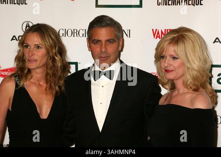 13 ottobre 2006 - Beverly Hills, CA, Stati Uniti - 13 ottobre 2006 - Beverly Hills, California. Julia Roberts, George Clooney e Bonnie Hunt. 21° premio annuale di Cinematheque americana che onora George Clooney al Beverly Hilton Hotel - Press Room. Foto: Byron Purvis/AdMedia (immagine di credito: © Byron Purvis/AdMedia via ZUMA Wire) Foto Stock