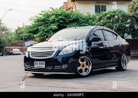 Bangkok, Thailandia - 12 gennaio 2020: Nissan Almera, una berlina ECO in Thailandia, è stata pubblicata su una delle riviste thailandesi per promuovere quell'ECO CA Foto Stock