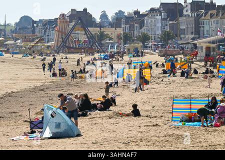 Weymouth, Dorset, Regno Unito. 10 aprile 2025. Meteo nel Regno Unito. La spiaggia è piena di turisti che si godono il sole delle sorgenti calde nella località balneare di Weymouth nel Dorset in un caldo pomeriggio soleggiato con cieli azzurri. Crediti fotografici: Graham Hunt/Alamy Live News Foto Stock