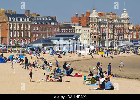 Weymouth, Dorset, Regno Unito. 10 aprile 2025. Meteo nel Regno Unito. La spiaggia è piena di turisti che si godono il sole delle sorgenti calde nella località balneare di Weymouth nel Dorset in un caldo pomeriggio soleggiato con cieli azzurri. Crediti fotografici: Graham Hunt/Alamy Live News Foto Stock