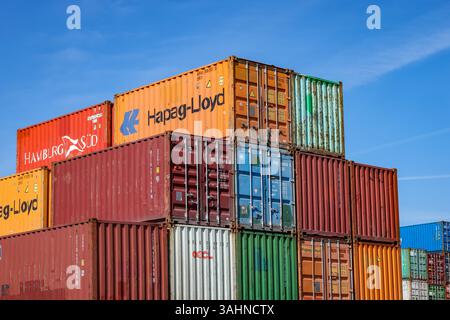 Duisburg, regione della Ruhr, Renania settentrionale-Vestfalia, Germania - container Hapag-Lloyd nel porto di Duisburg, la nuova via della seta collega l'entroterra europeo Foto Stock