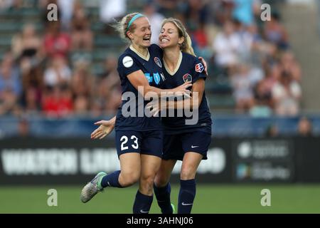 17 giugno 2017 - Cary, Carolina del Nord, Stati Uniti - Cary, Carolina del Nord - sabato 17 giugno 2017: Kristen Hamilton celebra il suo gol con McCall Zerboni durante una partita di regular season della National Women's Soccer League (NWSL) tra North Carolina Courage e Boston Breakers al Sahlenâ€™s Stadium al WakeMed Soccer Park. Il coraggio ha vinto la partita 3-1. (Immagine di credito: © Andy Mead/ISIPhotos via ZUMA Wire) Foto Stock