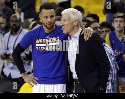 1 giugno 2017 - Oakland, California, Stati Uniti d'America - Stephen Curry dei Golden State Warriors, a sinistra, abbraccia il suo ex allenatore universitario Bob McKillop prima della gara 1 delle finali NBA di basket contro i Cleveland Cavaliers giovedì 1 giugno 2017 a Oakland, California. MARCIO JOSE SANCHEZ/POOL/PI (immagine di credito: © Prensa Internacional via ZUMA Wire) Foto Stock