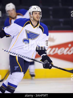 28 ottobre 2011 - Calgary, Alberta, Canada - foto profilo giocatore NHL su Carlo Colaiacovo dei St. Louis Blues durante una recente partita a Calgary. (Immagine di credito: © Larry MacDougal via ZUMA Wire) Foto Stock