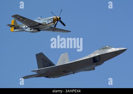 15 agosto 2014: Chicago, Illinois, Stati Uniti - Un F-35 Lightning II vola in formazione con un P-51 Mustang dell'era della seconda guerra mondiale noto come ''Baby Duck'' pilotato dal pilota Vlado Lenoch. Lenoch rimase ucciso su questo aereo il 16 luglio 2017 in un incidente in Kansas. Lenoch si è esibito come parte dell'Heritage Flight Team sul lago Michigan oltre la struttura della culla di aspirazione dell'acqua durante il Chicago Air and Water Show del 2014 a Chicago, Illinois. (Immagine di credito: &Copy; Mike Wulf/CSM tramite cavo ZUMA) Foto Stock