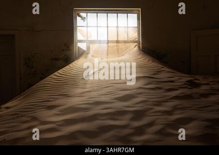 La casa abbandonata sepolta dalla sabbia a Kolmanskop abbandonò il villaggio di miniere di diamanti nella Namibia meridionale. Foto Stock