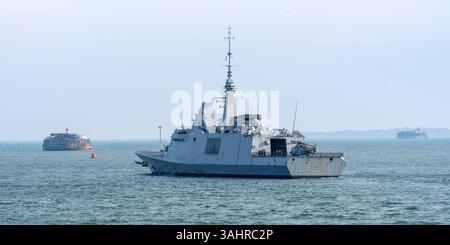 Il Solent Portsmouth Inghilterra Regno Unito. 03.04.2025. Fregata francese Aquitaine in avvicinamento a Spitbank Fort nel Solent al largo di Portsmouth. Foto Stock