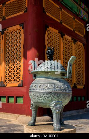 Bruciatore di incenso, Tempio di Bongeunsa, Seoul, Repubblica di Corea Foto Stock