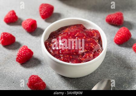 La confettura in una ciotola è composta da un lampone rosso biologico dolce Foto Stock