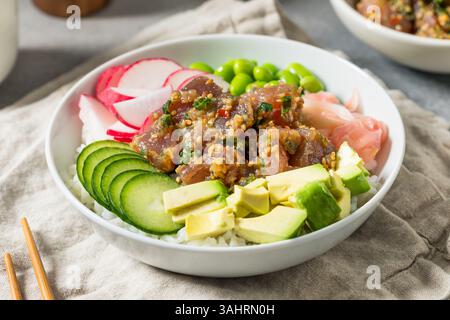 Ciotola di poke di tonno hawaiano fatta in casa con edamame di cetriolo e avocado Foto Stock
