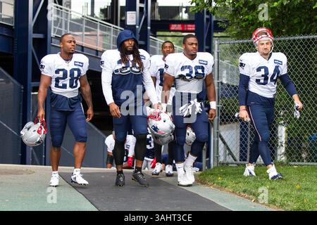 5 agosto 2017; Foxborough, Massachusetts, USA: Il running back dei New England Patriots James White (28), il running back dei New England Patriots Brandon Bolden (38), il running back dei New England Patriots LeShun Daniels Jr (39) e il running back dei New England Patriots Rex Burkhead (34) prendono il campo partecipano ad esercizi durante il training camp dei New England Patriots al Gillette Stadium. Anthony Nesmith/Cal Sport Media (immagine di credito: &Copy; Anthony Nesmith/CSM tramite cavo ZUMA) Foto Stock