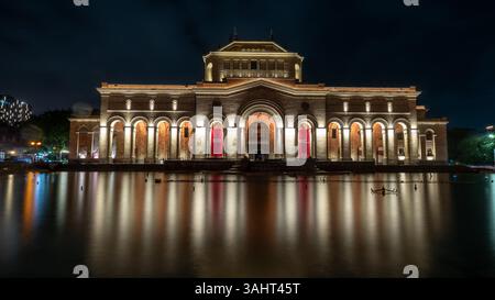 Scena cittadina di Erevan con luci serali. Stile di vita durante la notte. Stile di vita armeno Foto Stock