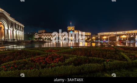 Scena cittadina di Erevan con luci serali. Stile di vita durante la notte. Stile di vita armeno Foto Stock
