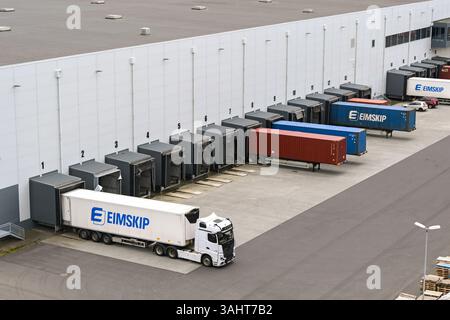 Reykjavík, Islanda - 22 agosto 2024: Autocarri e rimorchi articolati parcheggiati nelle banchine di carico del magazzino EIMSKIP nel porto di Reykjavik Foto Stock
