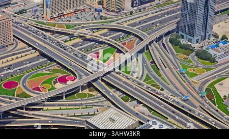 Veduta aerea dello svincolo della Complex Urban Highway. Uno scatto aereo che mostra un ampio interscambio autostradale su più livelli in una città, con numerose corsie Foto Stock