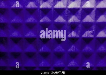 Primo piano su un pannello in metallo con uno sfondo prospettico con texture di materiale industriale Foto Stock