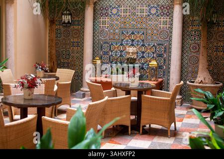 Lounge in stile marocchino in un moderno Cafe' con pareti piastrellate blu e bianche Foto Stock