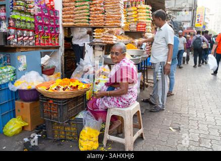 Strade di Mumbai, Masjid Bunder, India, piccole imprese e lavoratrici in baraccopoli, donna che vende fiori, 06.03.2025 Foto Stock