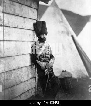 Fotografia del capitano Thomas Longworth Dames, un ufficiale della Royal Artillery durante la guerra di Crimea, scattata nel 1855. La stampa all'albume cattura il ritratto di Dames, evidenziando la sua uniforme militare e la sua posa dignitosa. Foto Stock