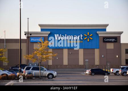 Aurora, Ontario Canada il 22 settembre 2020: Vista del negozio Walmart Supercenter da un parcheggio Foto Stock
