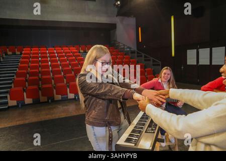 Persone con disabilità che eseguono musica sul palco Foto Stock