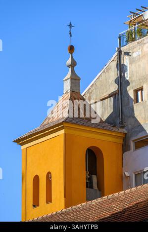 Campanile di un edificio religioso con una croce cristiana in cima. Foto Stock