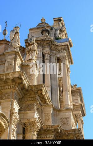 Vista laterale delle colonne che decorano la facciata della chiesa cattedrale di Santa Maria. Foto Stock
