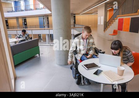 Colleghi disabili in ufficio Foto Stock