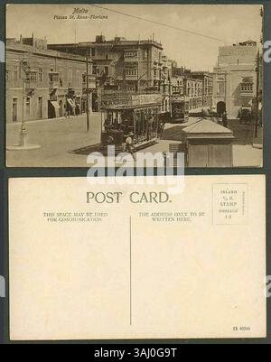 Questa cartolina d'epoca del 1920 circa presenta una scena di strada in Piazza Sant'Anna a Floriana, Malta. L'immagine mostra i tram con pubblicità e cattura l'atmosfera vivace della zona. Foto Stock