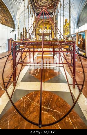 Preparazione del paso de palio per la Virgen del Valle all'interno della Chiesa dell'Annunciazione di Siviglia, che mostra l'intricata struttura metallica. Foto Stock