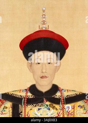 Ritratto ravvicinato dell'imperatore Qianlong in abito da corte, dipinto da Giuseppe Castiglione nel 1736. L'opera d'arte mostra i vestiti imperiali dell'imperatore e la presenza dominante. Foto Stock