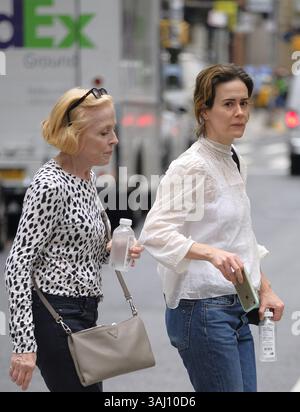 14 agosto 2017 - New York, New York, Stati Uniti - l'attrice Sarah Paulson e il suo partner Holland Taylor sono andati a fare shopping a Soho il 14 agosto 2017 a New York (immagine di credito: © Curtis Means/Ace Pictures via ZUMA Press) Foto Stock