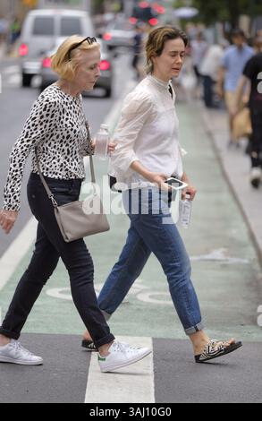 14 agosto 2017 - New York, New York, Stati Uniti - l'attrice Sarah Paulson e il suo partner Holland Taylor sono andati a fare shopping a Soho il 14 agosto 2017 a New York (immagine di credito: © Curtis Means/Ace Pictures via ZUMA Press) Foto Stock