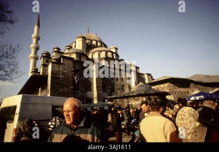 14 gennaio 2005 - Istanbul, Turchia - mercato di fronte alla nuova Moschea (Yeni Cami) Istanbul, Turchia (immagine di credito: © Sergi Reboredo via ZUMA Wire) Foto Stock
