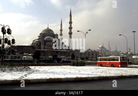 14 gennaio 2005 - Istanbul, Turchia - autobus e facciata della nuova Moschea (Yeni Cami) Istanbul, Turchia (immagine di credito: © Sergi Reboredo via ZUMA Wire) Foto Stock