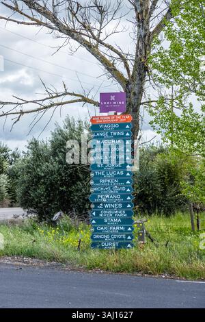 Un cartello che indirizza i visitatori alle varie aziende vinicole del distretto vinicolo di Lodi nella Central Valley della California USA Foto Stock