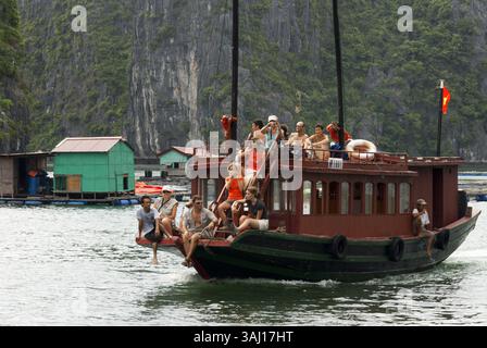 25 luglio 2007 - Vietnam - turisti in Chinese Junk, ha Long Bay Tourist Boat Tour, Vietnam. Giunca, barca a vela tra le montagne calcaree del Parco Nazionale di Cat Ba, ha Long, ha Long, ha Long, ha Long, ha Long, ha Long, Vietnam (immagine di credito: © Sergi Reboredo via ZUMA Wire) Foto Stock