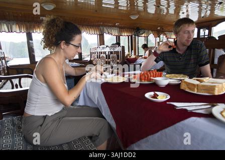 25 luglio 2007 - Vietnam - turisti che mangiano a bordo di una barca turistica nella baia di ha Long, Vietnam (immagine di credito: © Sergi Reboredo via ZUMA Wire) Foto Stock