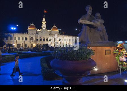 15 agosto 2007 - Vietnam - Statua di ho chi Minh, di fronte all'Hotel de Ville, ho chi Minh, Vietnam. Banca HSBC. Statua di ho chi Minh, edificio del Comitato del popolo Saigon Vietnam (immagine di credito: © Sergi Reboredo via ZUMA Wire) Foto Stock