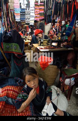 22 luglio 2008 - Vietnam - le donne mong nere producono e vendono artigianato e vestiti tribali sul mercato di Sapa, provincia di Lao Cai, Vietnam (immagine di credito: © Sergi Reboredo via ZUMA Wire) Foto Stock