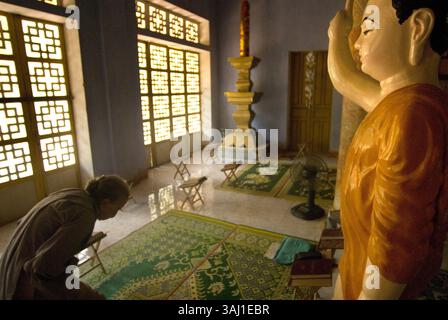 23 luglio 2008 - Vietnam - monaci buddisti donna che pregano all'interno del Dieu De Pagoda Hue, Vietnam (immagine di credito: © Sergi Reboredo via ZUMA Wire) Foto Stock