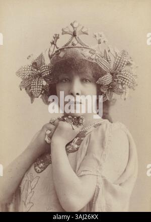 Questa fotografia di carte di credito del 1897 circa mostra Sarah Bernhardt nel ruolo di Mélisande in "la Princesse Lointaine". Catturata da Reutlinger, Parigi, l'immagine fa parte della Harvard Theatre Collection, che contiene iconiche fotografie teatrali della fine del XIX secolo. Foto Stock