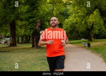 Uomo sportivo che corre o fa jogging al parco stile di vita sano e attivo. Foto Stock