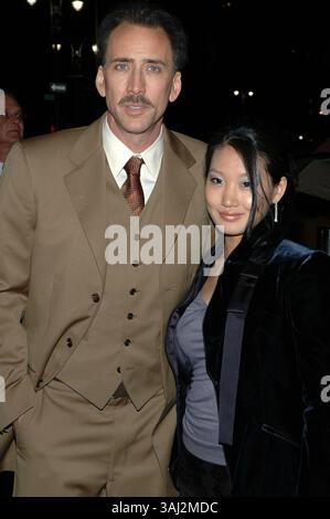 24 ottobre 2005 - New York, NY, Stati Uniti - 24 ottobre 2005 - New York, New York - Nicholas Cage arriva con sua moglie Alice Kim alla prima del suo nuovo film, ''The Weather Man'' alla Frederick P. Rose Hall al Lincoln Center di Manhattan. . Foto di: Patti Ouderkirk/AdMedia (immagine di credito: © Patti Ouderkirk/AdMedia via ZUMA Wire) Foto Stock