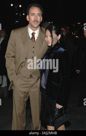 24 ottobre 2005 - New York, NY, Stati Uniti - 24 ottobre 2005 - New York, New York - Nicholas Cage arriva con sua moglie Alice Kim alla prima del suo nuovo film, ''The Weather Man'' alla Frederick P. Rose Hall al Lincoln Center di Manhattan. . Foto di: Patti Ouderkirk/AdMedia (immagine di credito: © Patti Ouderkirk/AdMedia via ZUMA Wire) Foto Stock