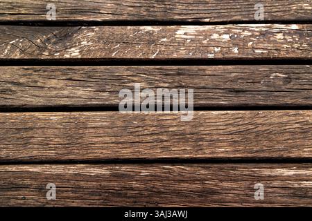 Primo piano di tavole di legno intemprate. Un dettagliato primo piano di tavole di legno intemperie mostra la ricca struttura e i motivi naturali del legno invecchiato. Foto Stock