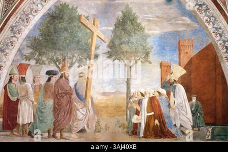 L'affresco di Piero della Francesca, "Esaltazione della Croce", completato tra il 1452 e il 1466, adorna la chiesa di San Francesco ad Arezzo, illustrando una scena religiosa fondamentale. Foto Stock