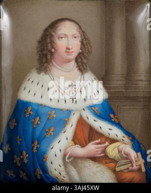 Questo ritratto smaltato della regina Maria Teresa d'Austria, moglie di Luigi XIV, la raffigura tenendo una croce e indossando un cappotto ermelino francese adornato di fleur-de-lys. Il ritratto fu creato nel XVII secolo utilizzando smalto multicolore su metallo. Foto Stock